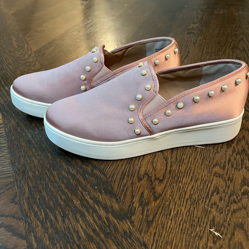 Steve Madden woman 9 pink Genette slip on slide platform looks like pearls